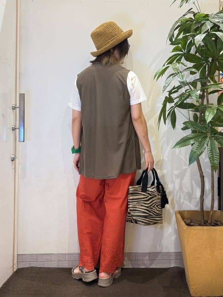 misakiさんの「SHOO･LA･RUE｜【2点セット】着回しいろいろ ジレ＋ロゴTシャツ」を使ったコーディネート