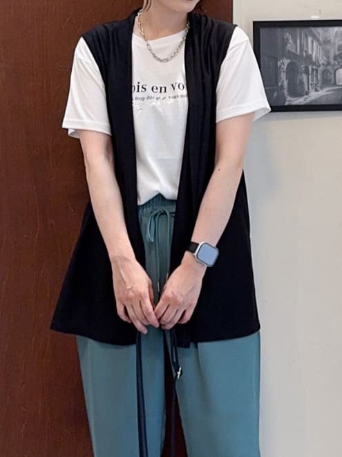 𝐇𝐢𝐫𝐨𝐦𝐢さんの「SHOO･LA･RUE｜【2点セット】着回しいろいろ ジレ＋ロゴTシャツ」を使ったコーディネート