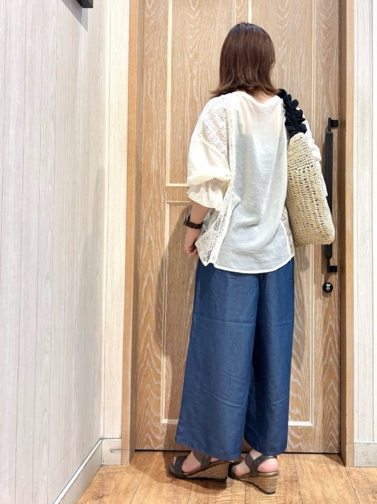 meiさんの「SHOO･LA･RUE｜【着丈選べる】一枚でこなれ見え サイドレースブラウス」を使ったコーディネート