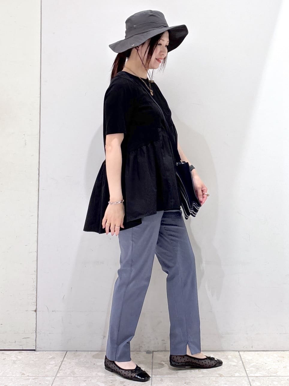 mameさんの「OPAQUE.CLIP｜麻混ハイストレッチイージースティックパンツ【洗濯機洗い可】」を使ったコーディネート