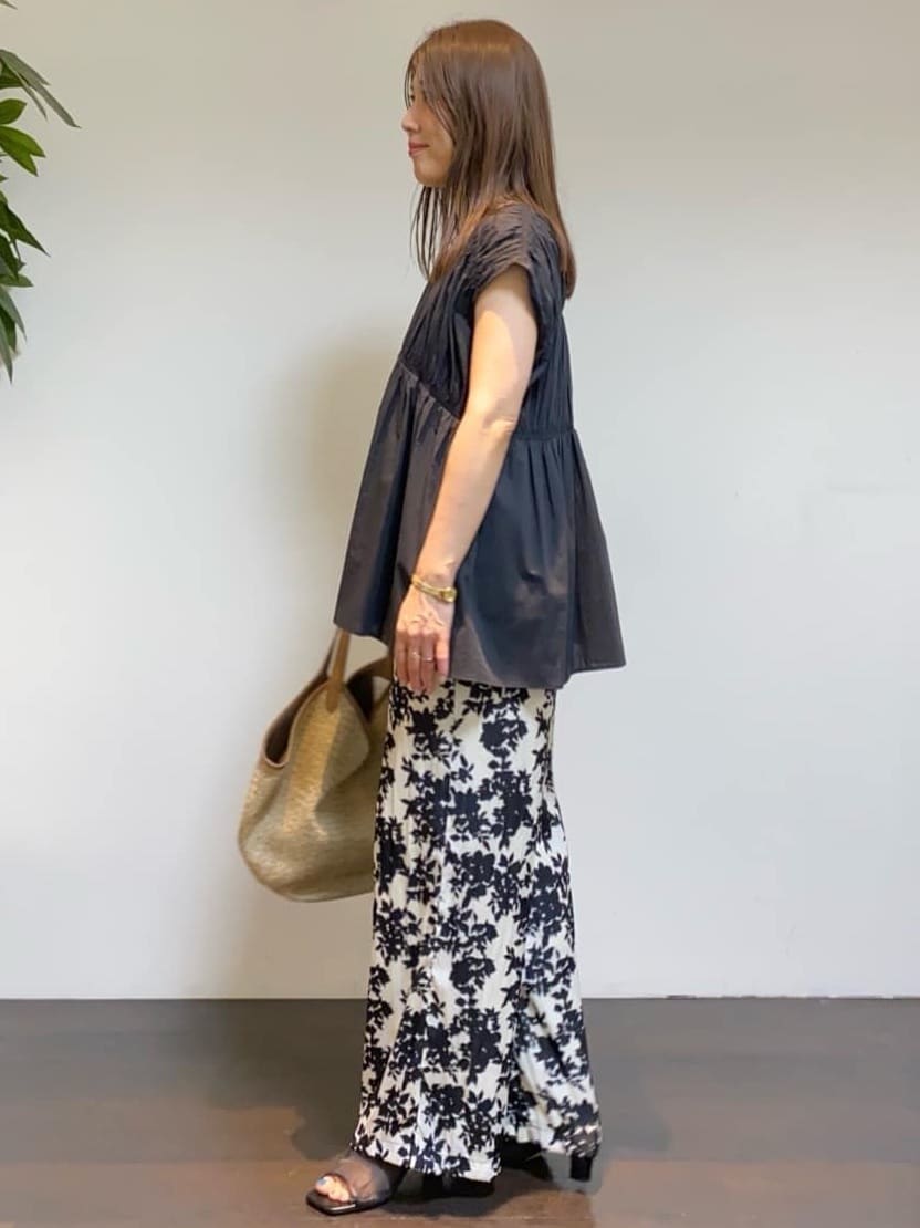 tomoさんの「UNTITLED｜◆【コットン100/洗える/トレンド】シャーリングブラウス」を使ったコーディネート
