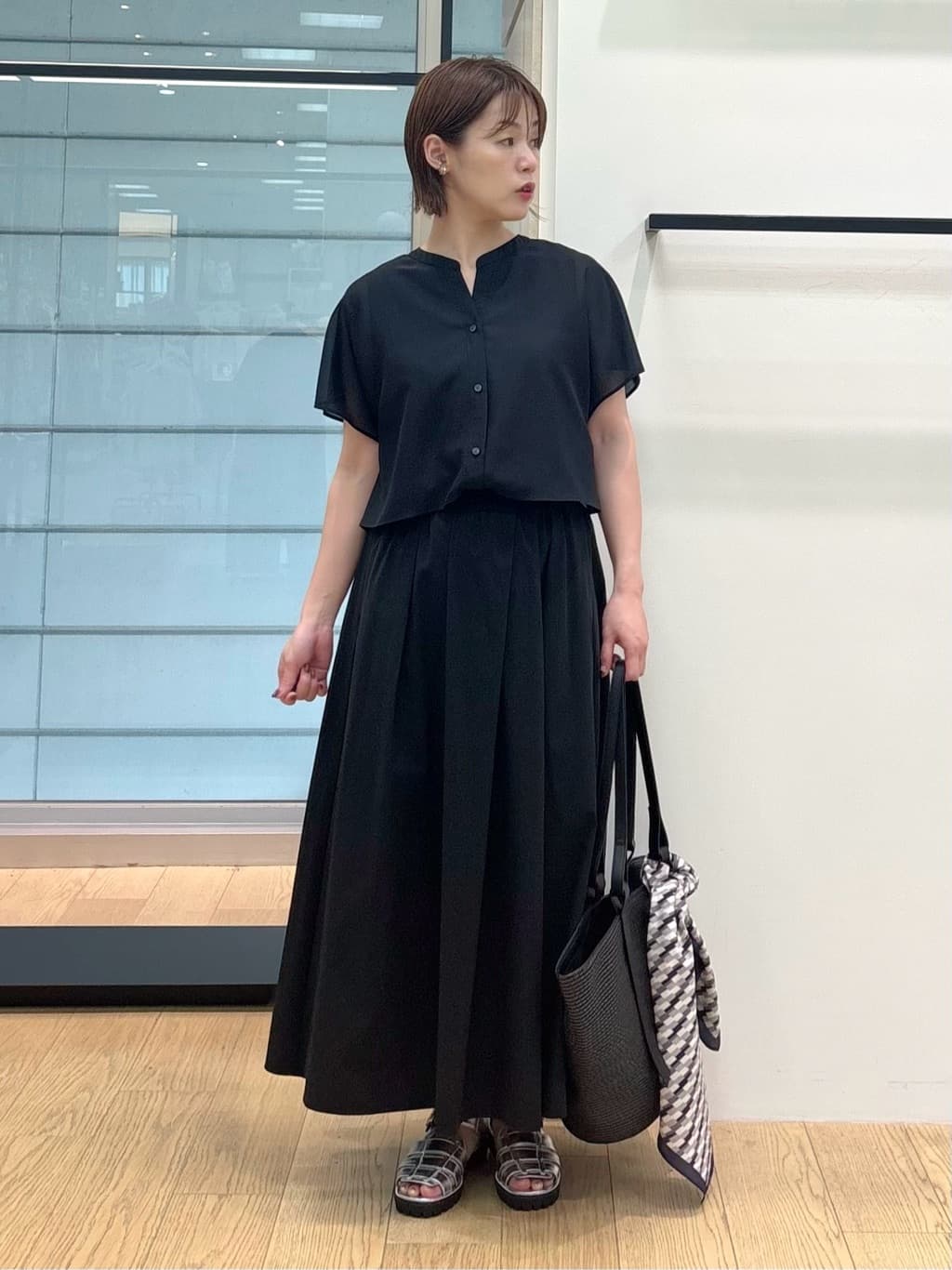 asamiさんの「INDIVI｜【70㎝四方】キカ柄スカーフ」を使ったコーディネート