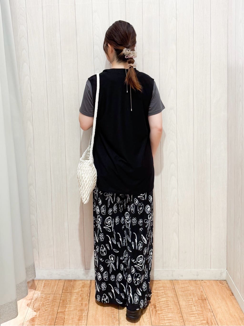 愛さんの「SHOO･LA･RUE｜【2点セット】着回しいろいろ ジレ＋ロゴTシャツ」を使ったコーディネート