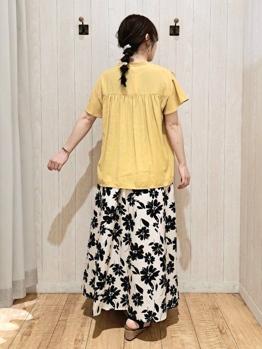 SAKIさんの「SHOO･LA･RUE｜【高レビュー/着丈選べる】華やかさをプラスする アソートロングスカート」を使ったコーディネート