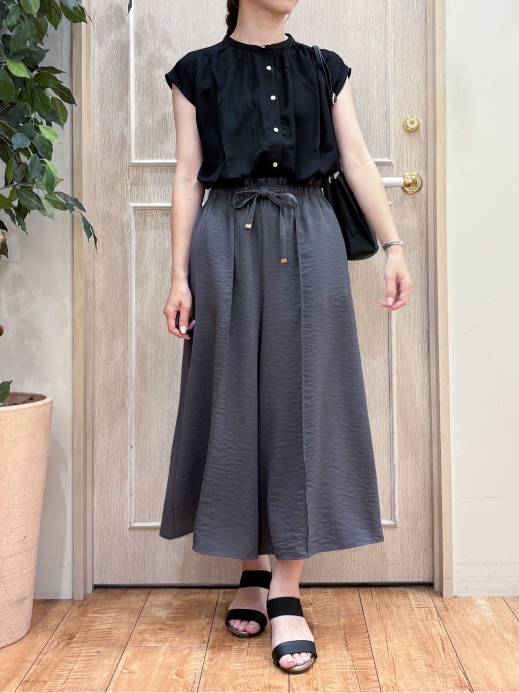 なみさんの「SHOO･LA･RUE｜【S-LL/洗濯後しわになりにくい】上品にきれい見え スラブギャザーブラウス」を使ったコーディネート