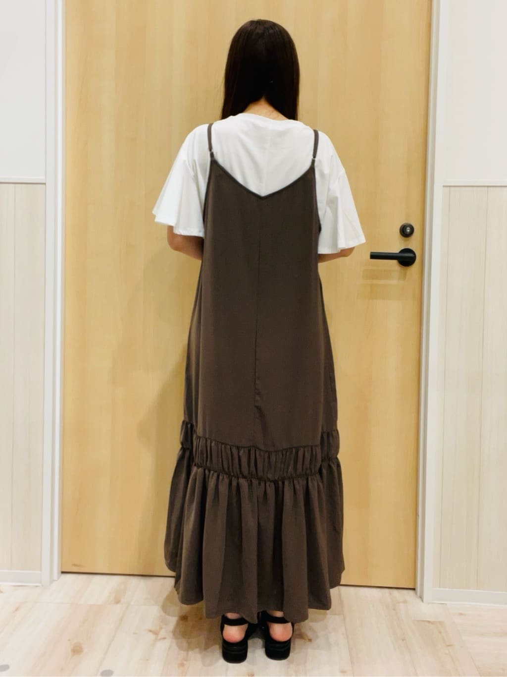 minamiさんの「SHOO･LA･RUE｜【ひんやり】シャーリングがアクセントに 大人のデザインキャミワンピース」を使ったコーディネート
