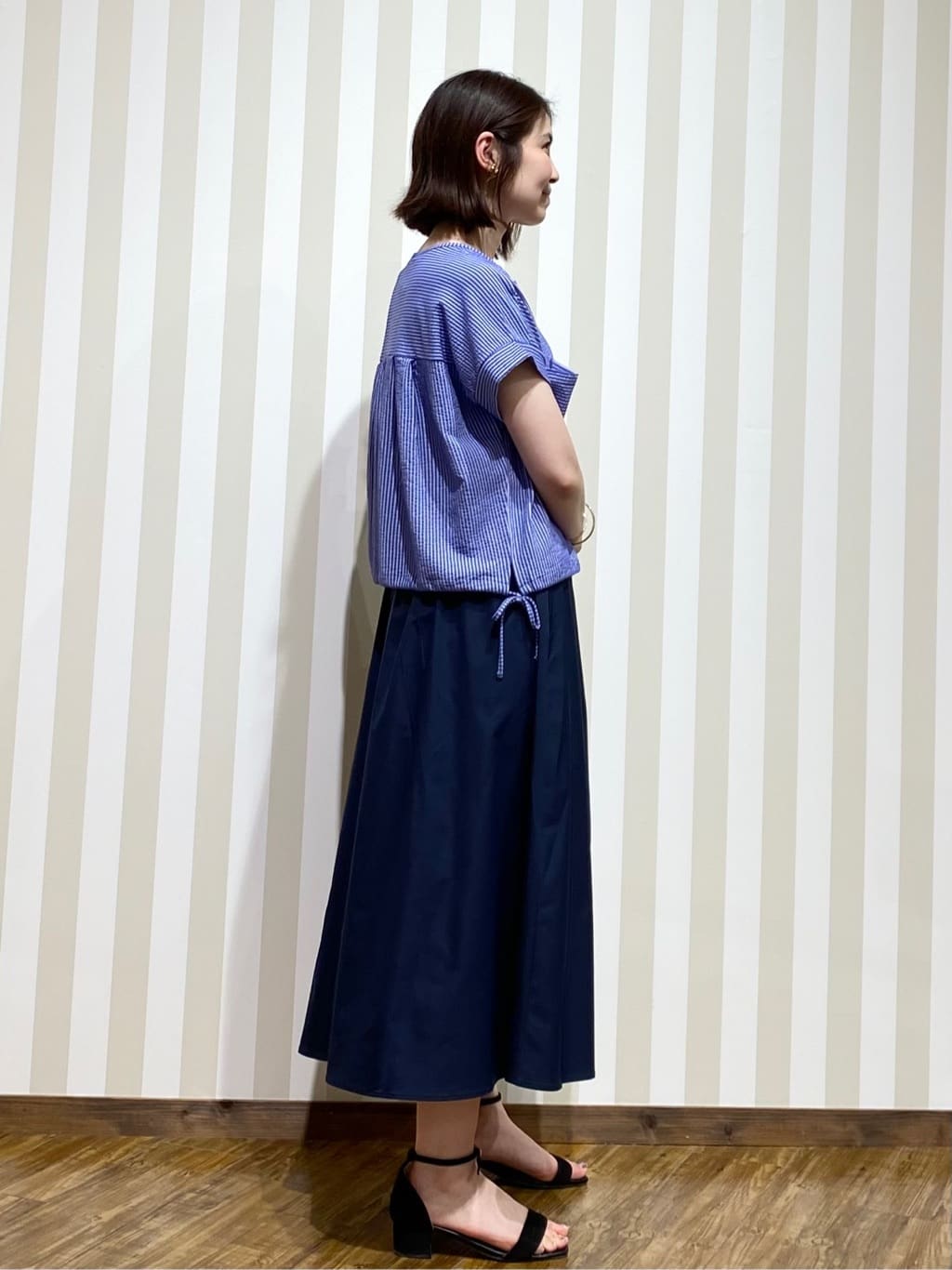 SAOさんの「SHOO･LA･RUE｜【洗える/S-LL】シルエット変化を楽しめる サッカーストライプ柄スキッパートップス」を使ったコーディネート
