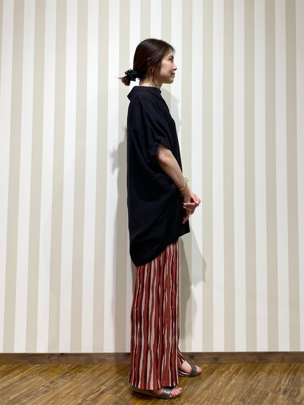 SAOさんの「SHOO･LA･RUE｜【ひんやり】すっきりきれいに体型カバー コクーンシルエットワンピース」を使ったコーディネート