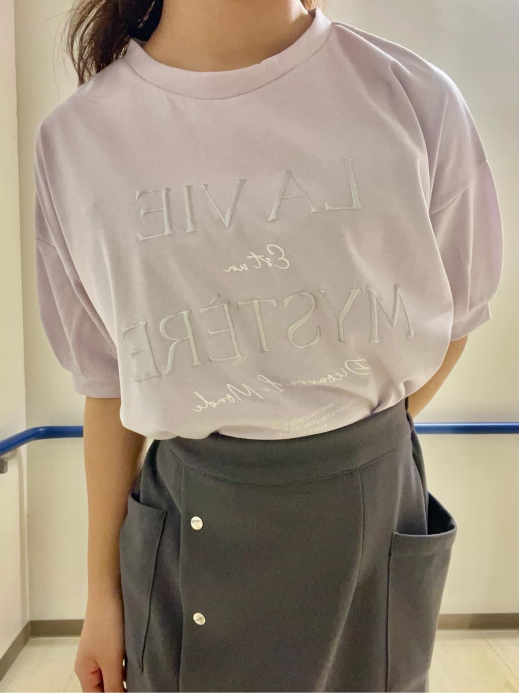 あもさんの「SHOO･LA･RUE｜【S-LL/ひんやり/UV】ぷっくりラメプリントロゴTシャツ」を使ったコーディネート