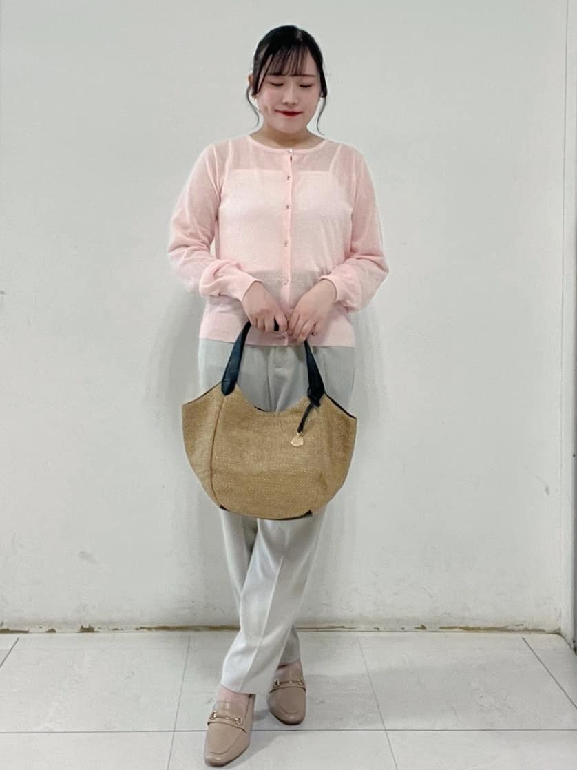 Hitomiさんの「index｜《7色展開／XS-LLサイズ》ビジューボタンクルーネックカーディガン【洗濯機洗い可】」を使ったコーディネート
