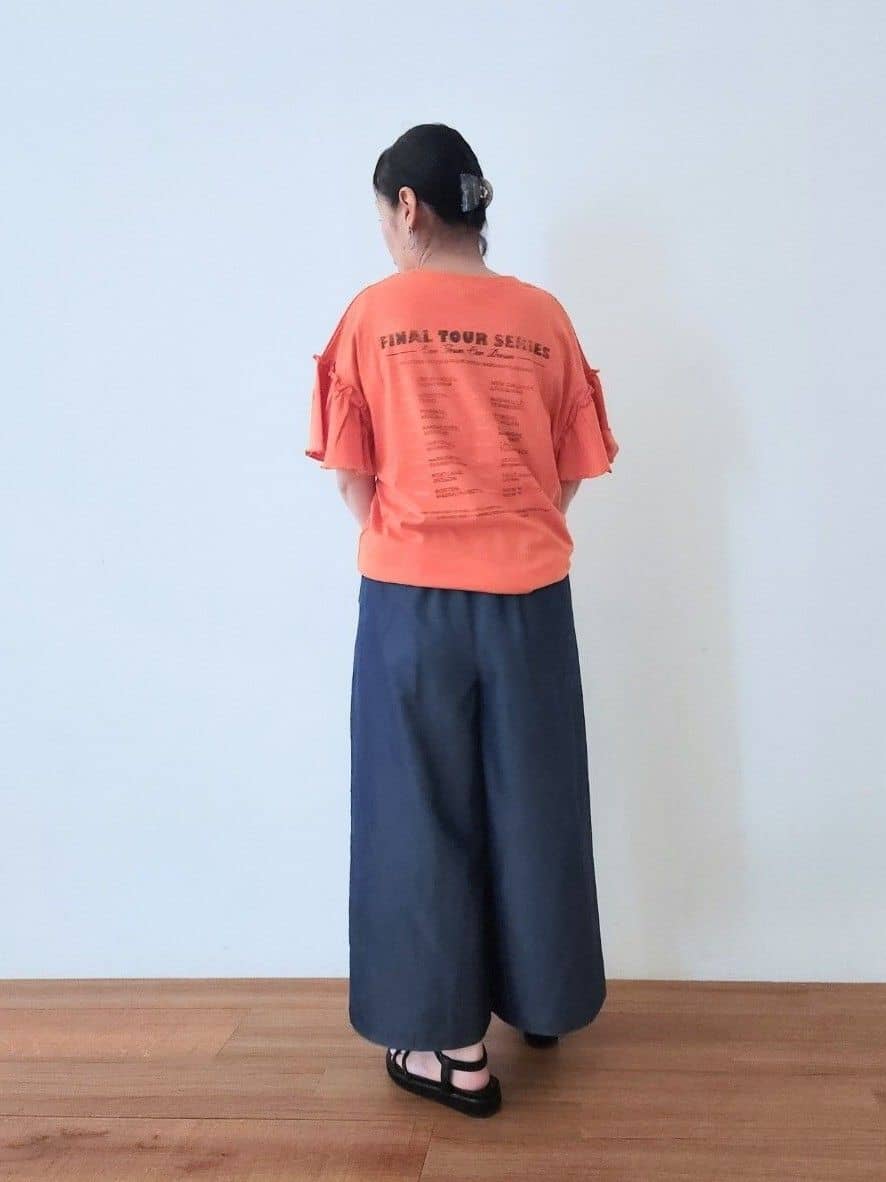 くまさんの「SHOO･LA･RUE｜【洗える/S-LL/ひんやり】金ボタンがアクセント　大人のデニムガウチョパンツ」を使ったコーディネート