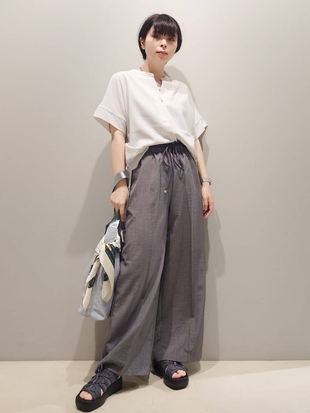 me：)さんの「OPAQUE.CLIP｜《5色展開／SS-LLサイズ》スキッパー金ボタンブラウス／セットアップ対応【防シワ／ストレッチ／洗濯」を使ったコーディネート