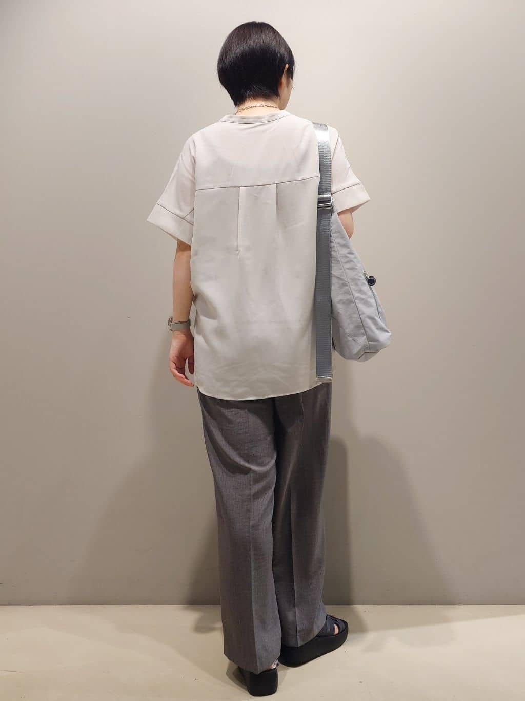 me：)さんの「OPAQUE.CLIP｜《5色展開／SS-LLサイズ》スキッパー金ボタンブラウス／セットアップ対応【防シワ／ストレッチ／洗濯」を使ったコーディネート