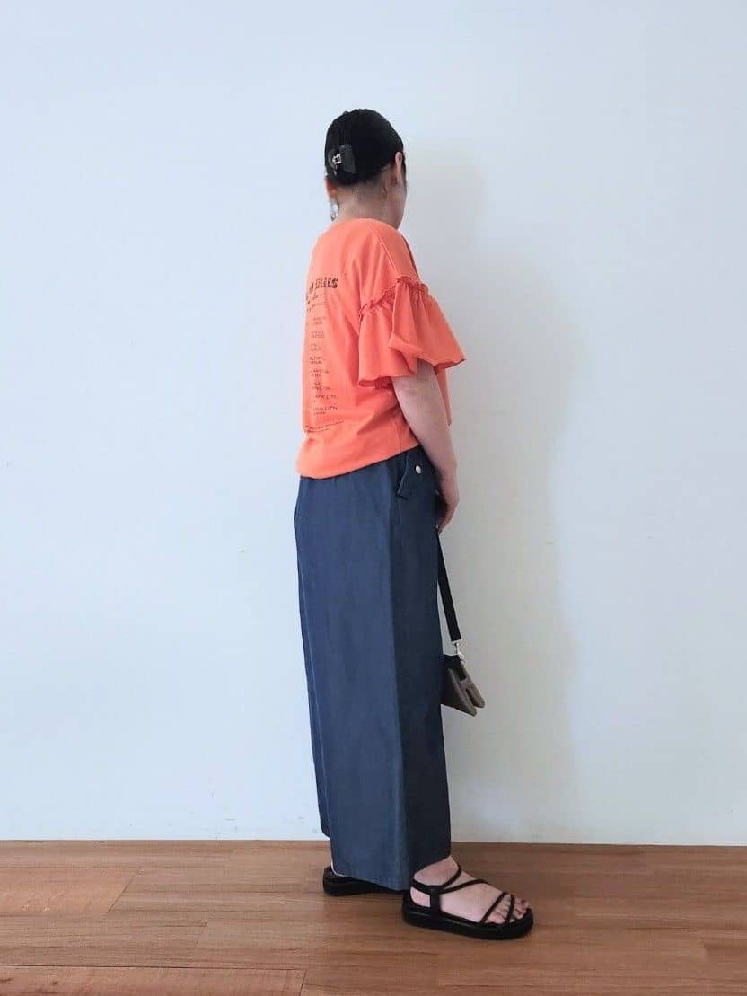 くまさんの「SHOO･LA･RUE｜【洗える/S-LL/ひんやり】金ボタンがアクセント　大人のデニムガウチョパンツ」を使ったコーディネート