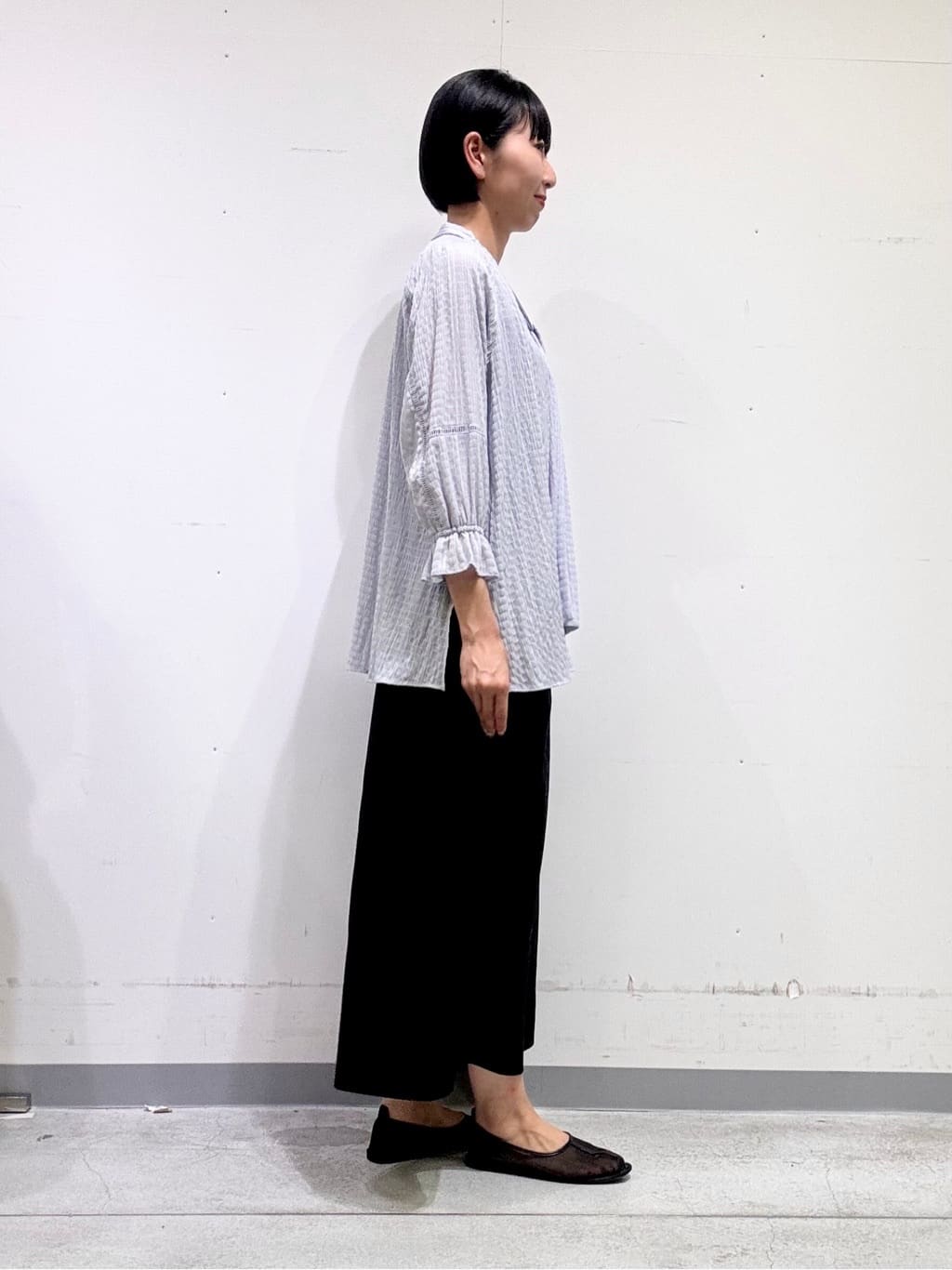 naoさんの「INDIVI｜【洗える／シャーリング素材】ボリューム袖エアリーブラウス」を使ったコーディネート