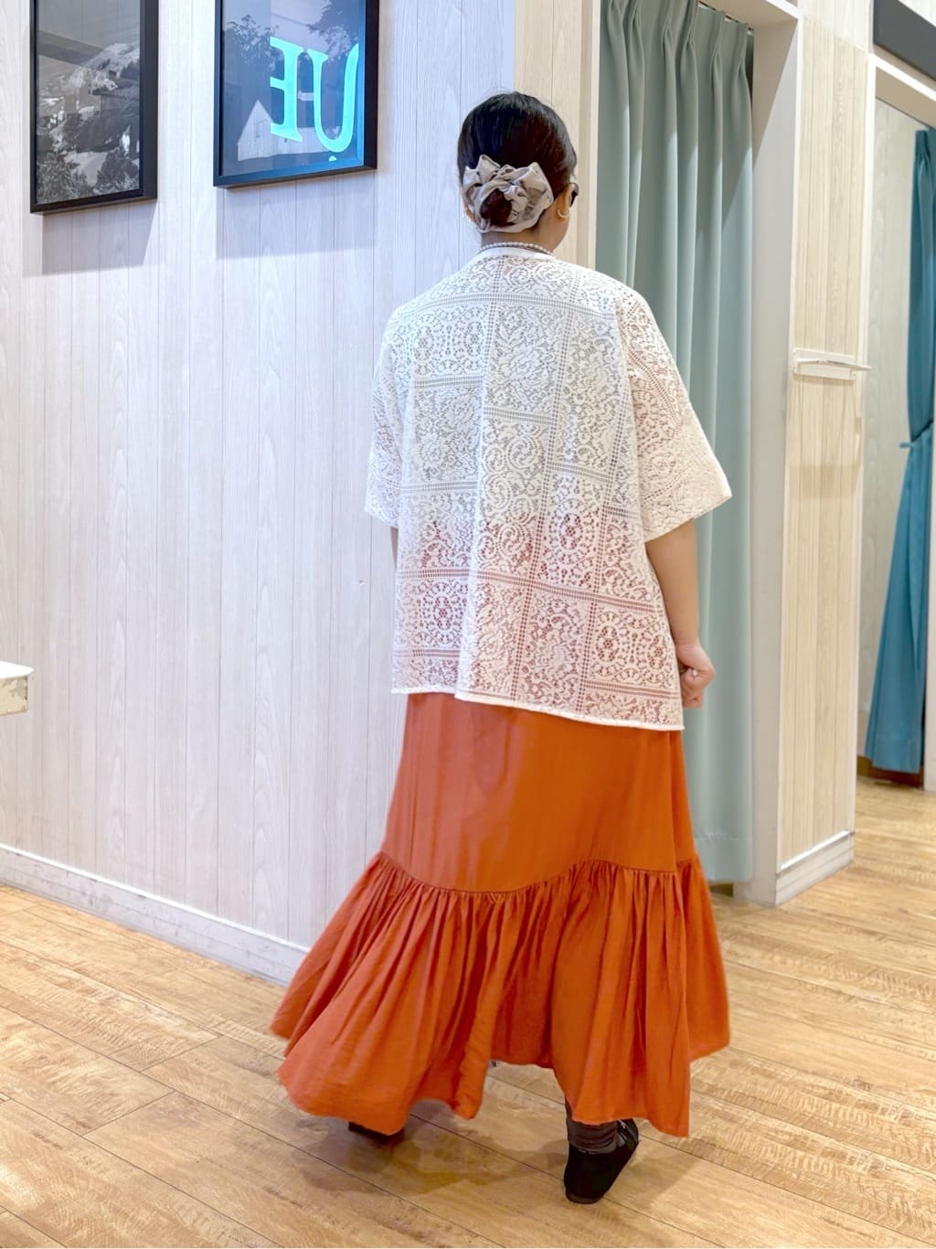 砂糖さんの「SHOO･LA･RUE｜大人レトロスタイルに レースポンチョシャツ」を使ったコーディネート