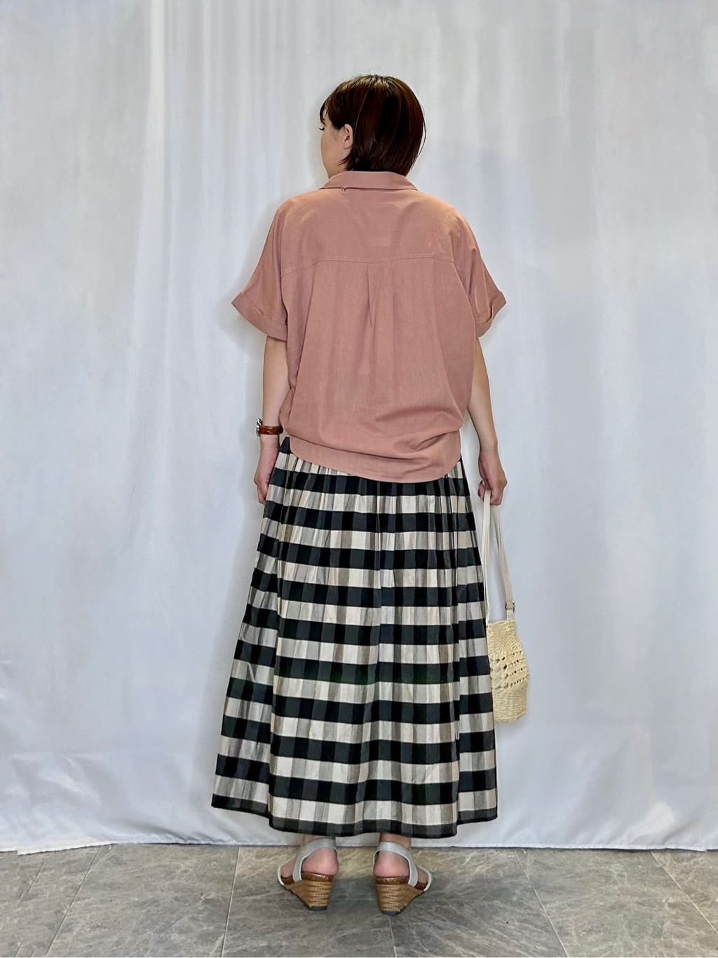 ネリさんの「SHOO･LA･RUE｜【S-LL/UV/接触冷感/抗菌防臭】体型を自然にカバー フレンチリネンブレンド襟付ドルマンシャツ」を使ったコーディネート