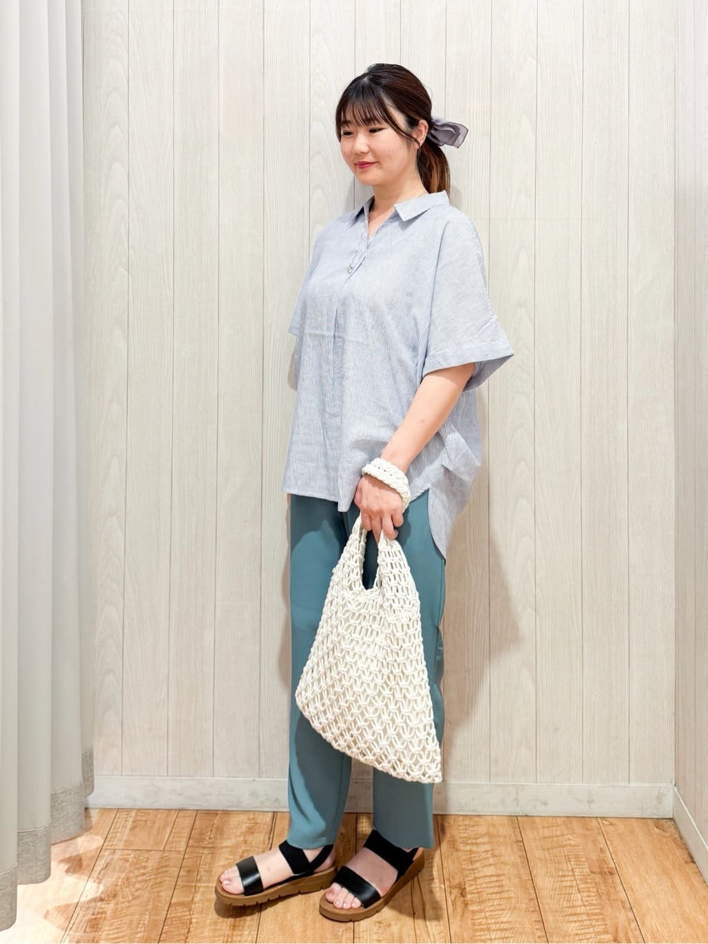 愛さんの「SHOO･LA･RUE｜【S-LL/UV/接触冷感/抗菌防臭】体型を自然にカバー フレンチリネンブレンド襟付ドルマンシャツ」を使ったコーディネート