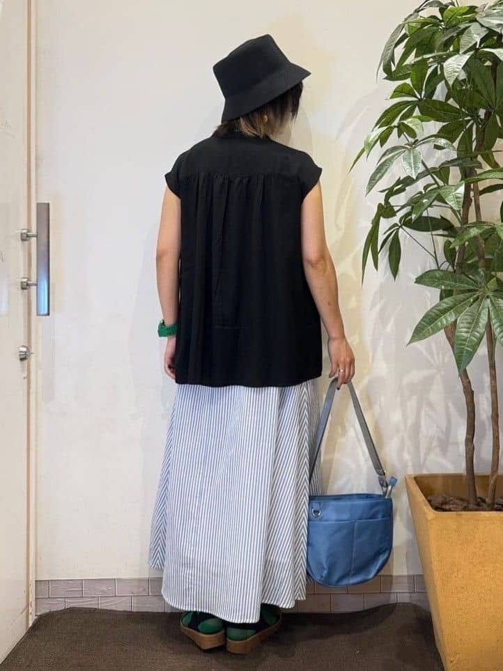 misakiさんの「SHOO･LA･RUE｜【S-LL/洗濯後しわになりにくい】上品にきれい見え スラブギャザーブラウス」を使ったコーディネート