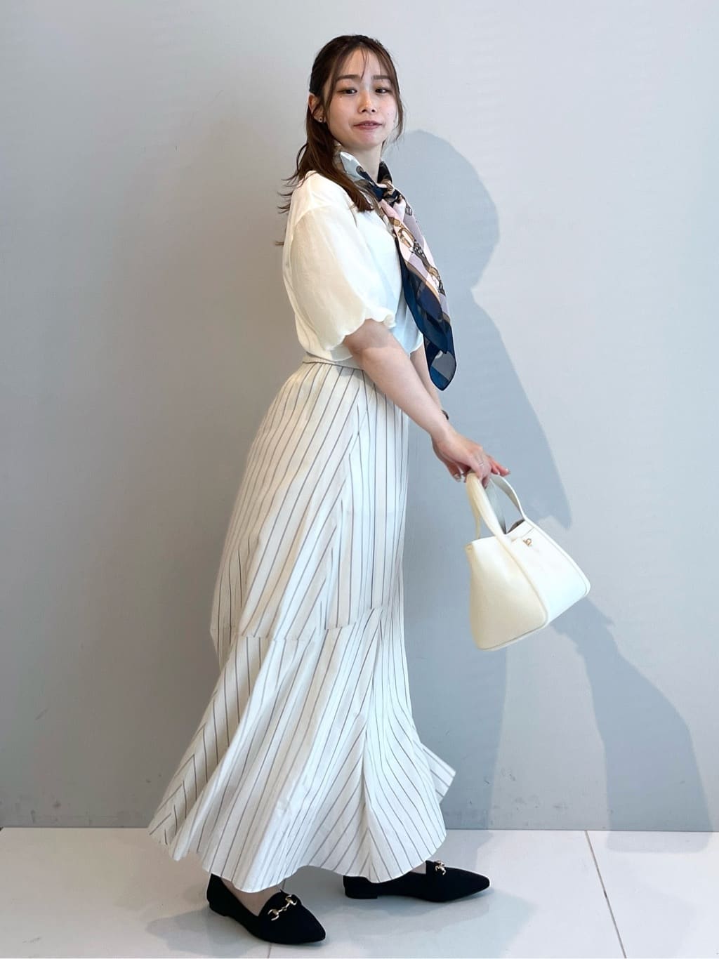 Saekoさんの「UNTITLED｜【手洗い／88cm正方形】シアー素材チェーン柄スカーフ」を使ったコーディネート