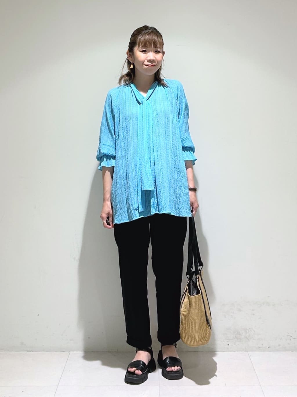 tsuyuさんの「INDIVI｜【洗える／シャーリング素材】ボリューム袖エアリーブラウス」を使ったコーディネート
