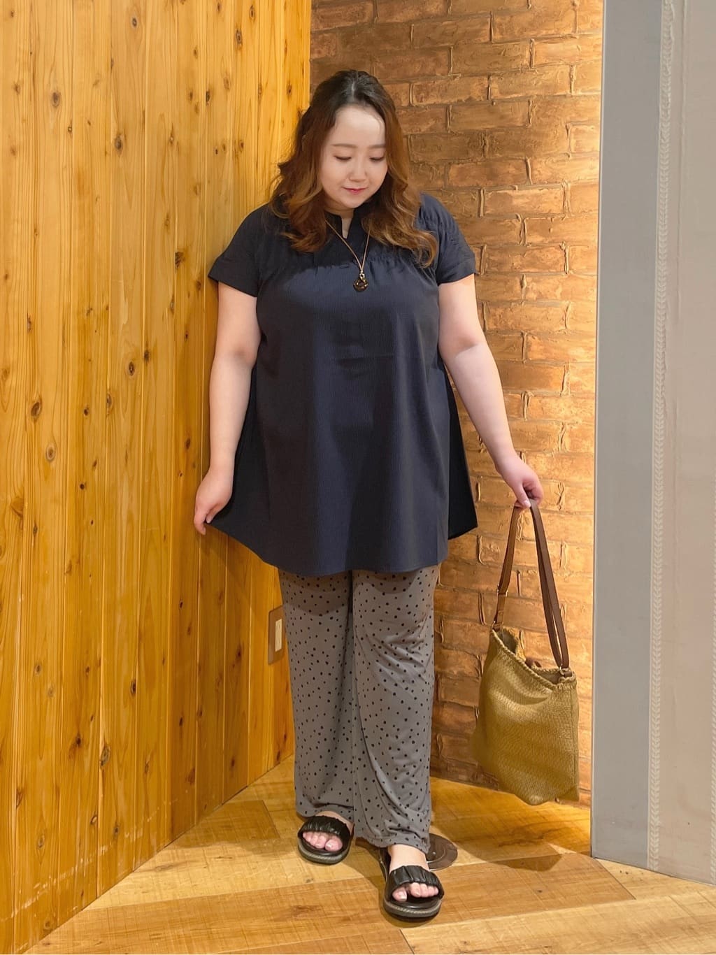 Risaさんの「SHOO･LA･RUE｜【S-LL/ひんやり/体型カバー】サッカーストライプ Aラインチュニックブラウス」を使ったコーディネート