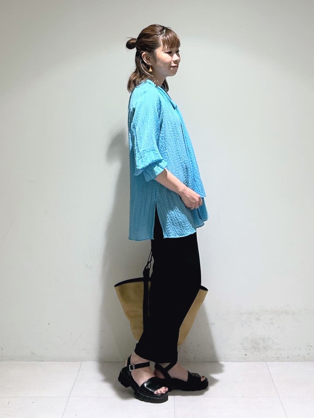 tsuyuさんの「INDIVI｜【洗える／シャーリング素材】ボリューム袖エアリーブラウス」を使ったコーディネート