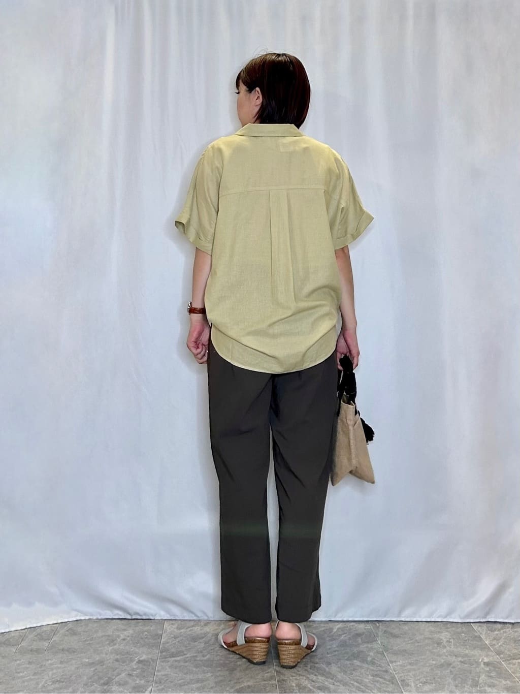 ネリさんの「SHOO･LA･RUE｜【S-LL/UV/接触冷感/抗菌防臭】体型を自然にカバー フレンチリネンブレンド襟付ドルマンシャツ」を使ったコーディネート