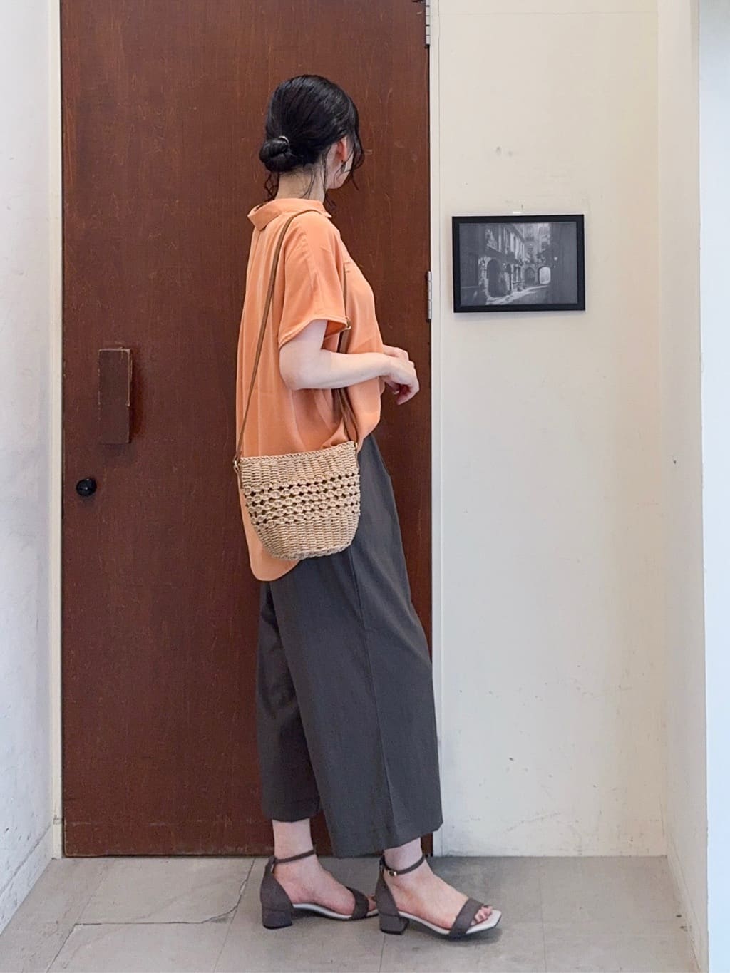 𝐇𝐢𝐫𝐨𝐦𝐢さんの「SHOO･LA･RUE｜【S-LL/ひんやり/UV】手の甲まで隠れる トッパーカーディガン」を使ったコーディネート