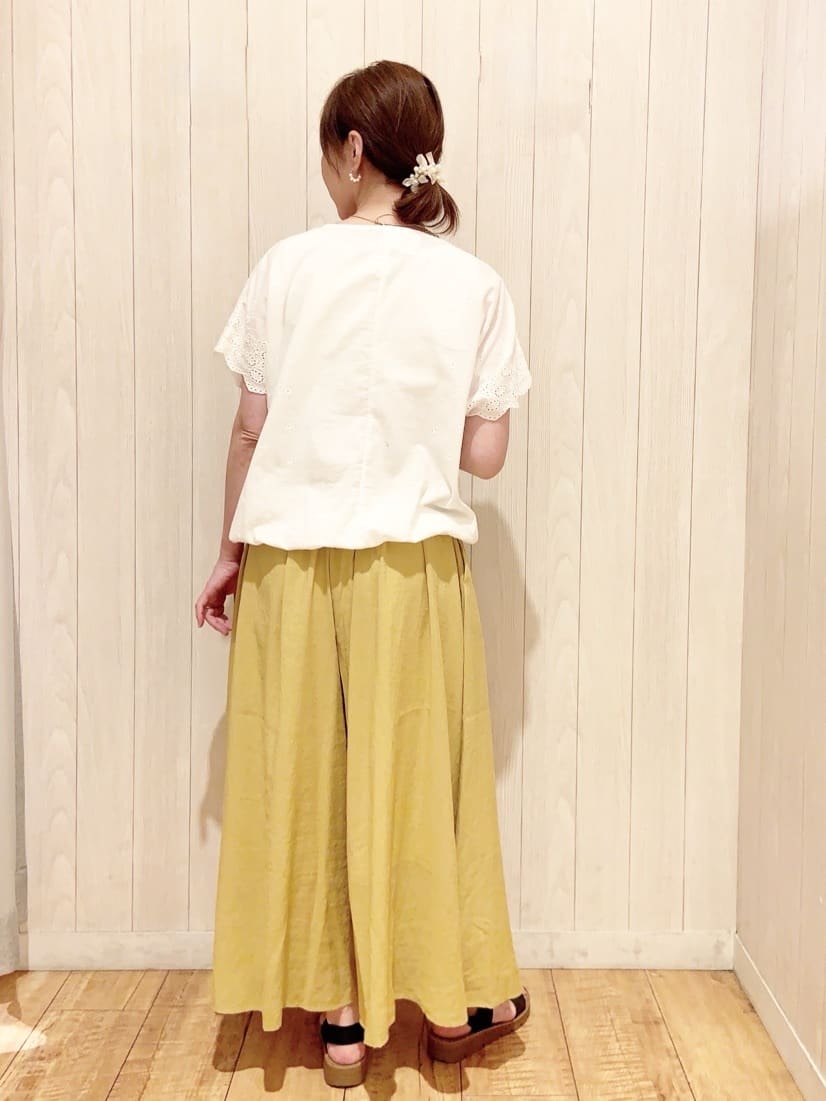 あいこさんの「SHOO･LA･RUE｜スカラップ刺繍レースが目を惹く ドルマントップス」を使ったコーディネート