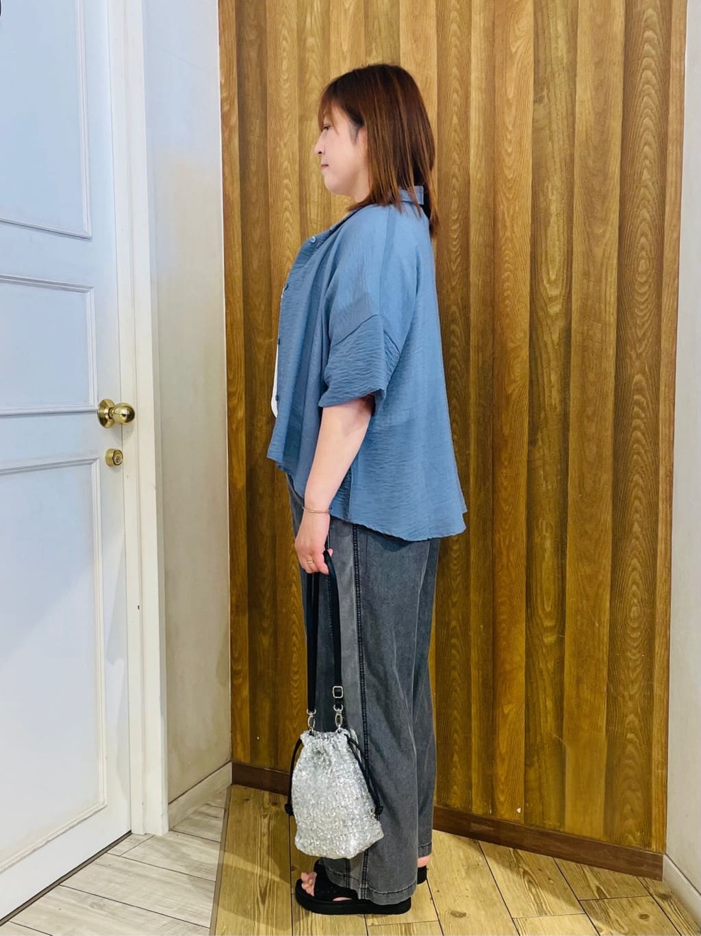 ちえさんの「SHOO･LA･RUE｜【S-LL】サイドラインがアクセント イージーデニムパンツ」を使ったコーディネート