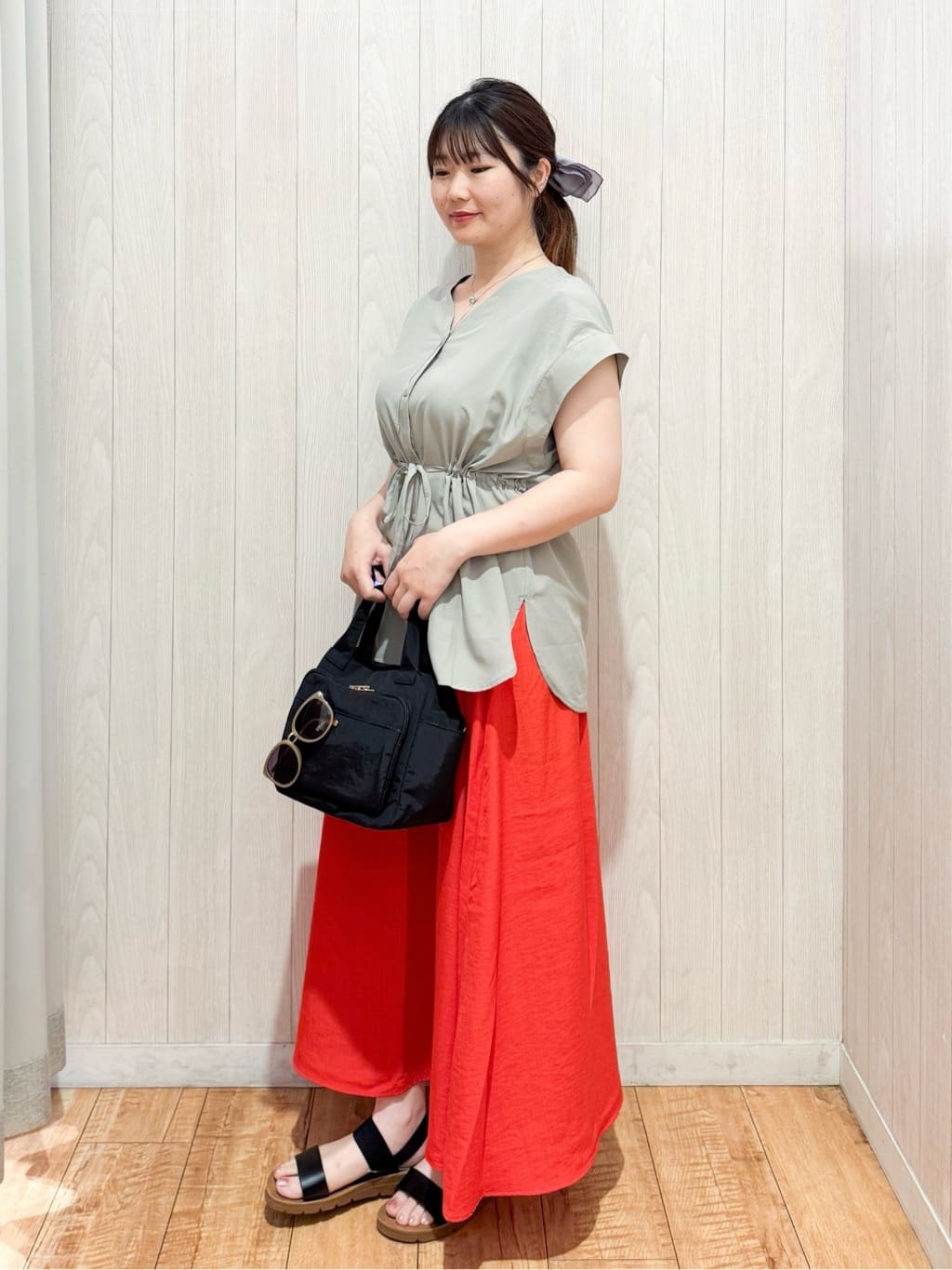 愛さんの「SHOO･LA･RUE｜【高レビュー/着丈選べる】華やかさをプラスする アソートロングスカート」を使ったコーディネート