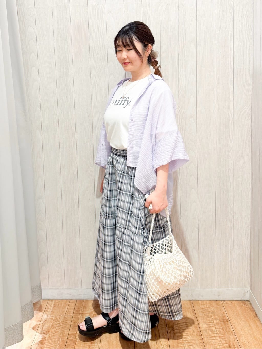 愛さんの「SHOO･LA･RUE｜ゆるっと感がこなれ見え ワッシャーシアー半袖シャツ」を使ったコーディネート