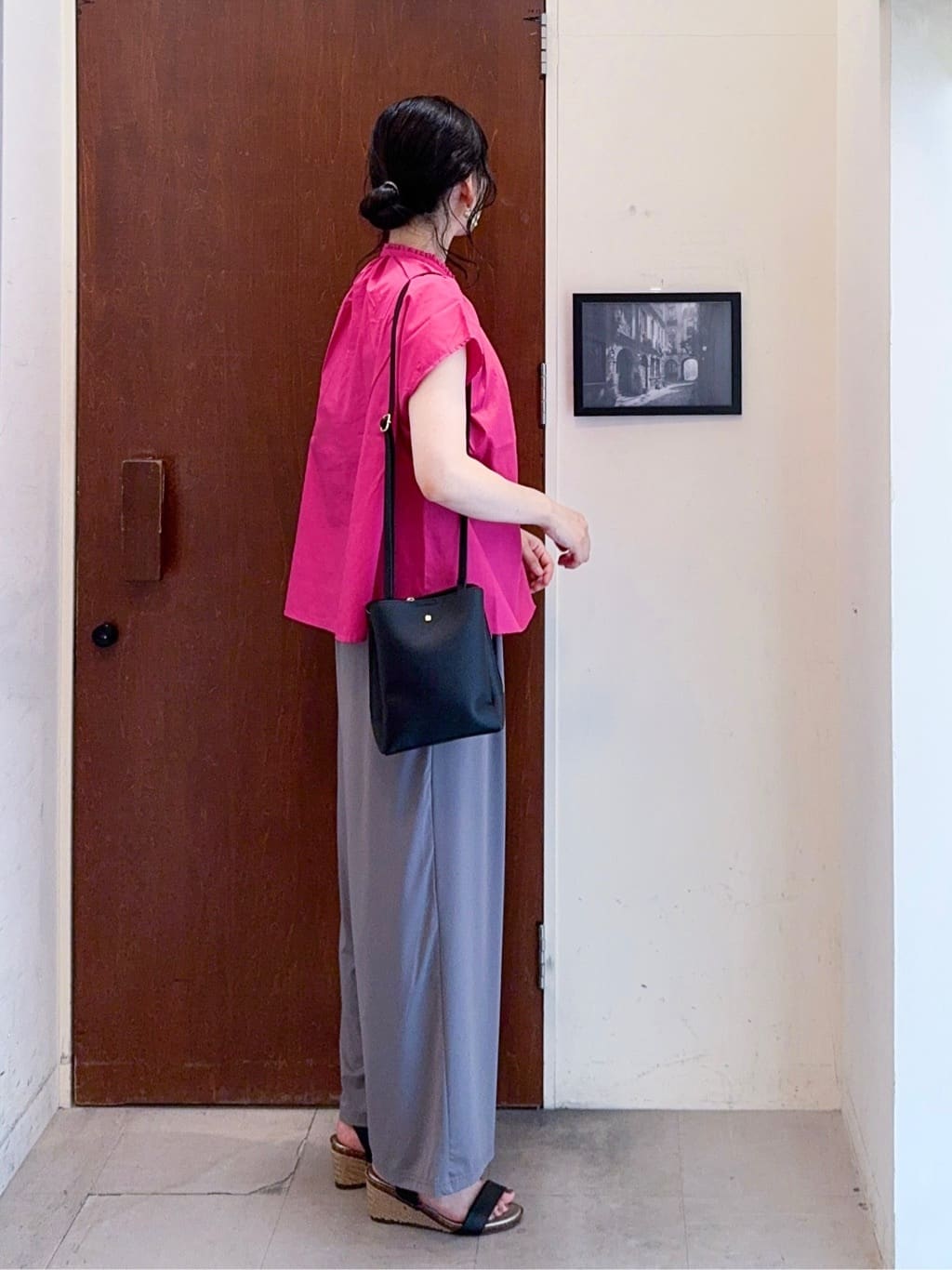 𝐇𝐢𝐫𝐨𝐦𝐢さんの「SHOO･LA･RUE｜【洗える/S-LL】プチフリル襟が女性らしい フレンチスリーブシャツ」を使ったコーディネート