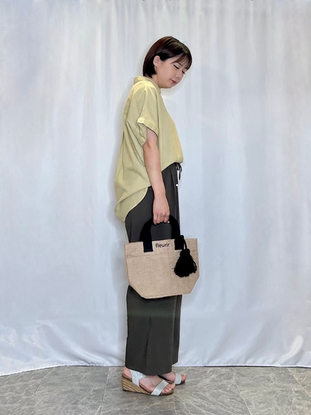 ネリさんの「SHOO･LA･RUE｜【S-LL/UV/接触冷感/抗菌防臭】体型を自然にカバー フレンチリネンブレンド襟付ドルマンシャツ」を使ったコーディネート