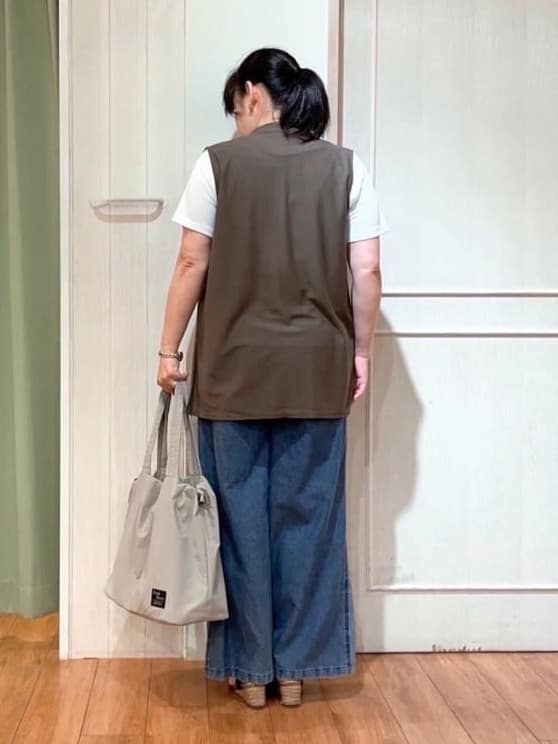 ke-yさんの「SHOO･LA･RUE｜【2点セット】着回しいろいろ ジレ＋ロゴTシャツ」を使ったコーディネート