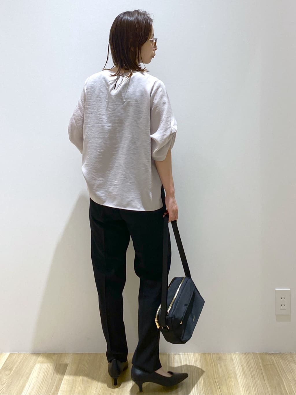 えりさんの「OPAQUE.CLIP｜リネンライクキーネックタックスリーブブラウス【洗濯機洗い可／吸水速乾／接触冷感】」を使ったコーディネート