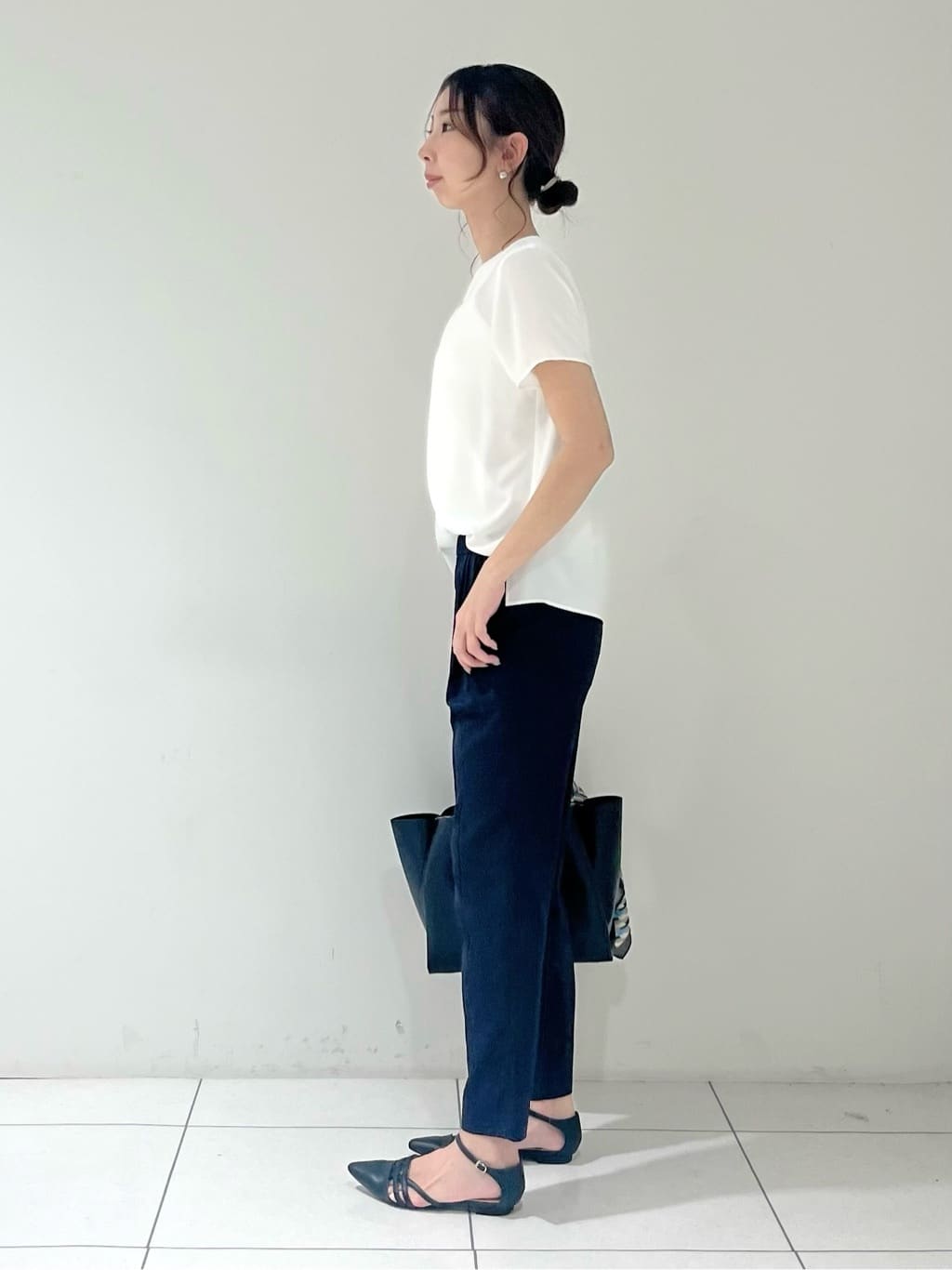 shioriさんの「INDIVI｜【パンツ人気1位／褒められパンツ／洗える】ウエストゴムタックテーパードパンツ」を使ったコーディネート