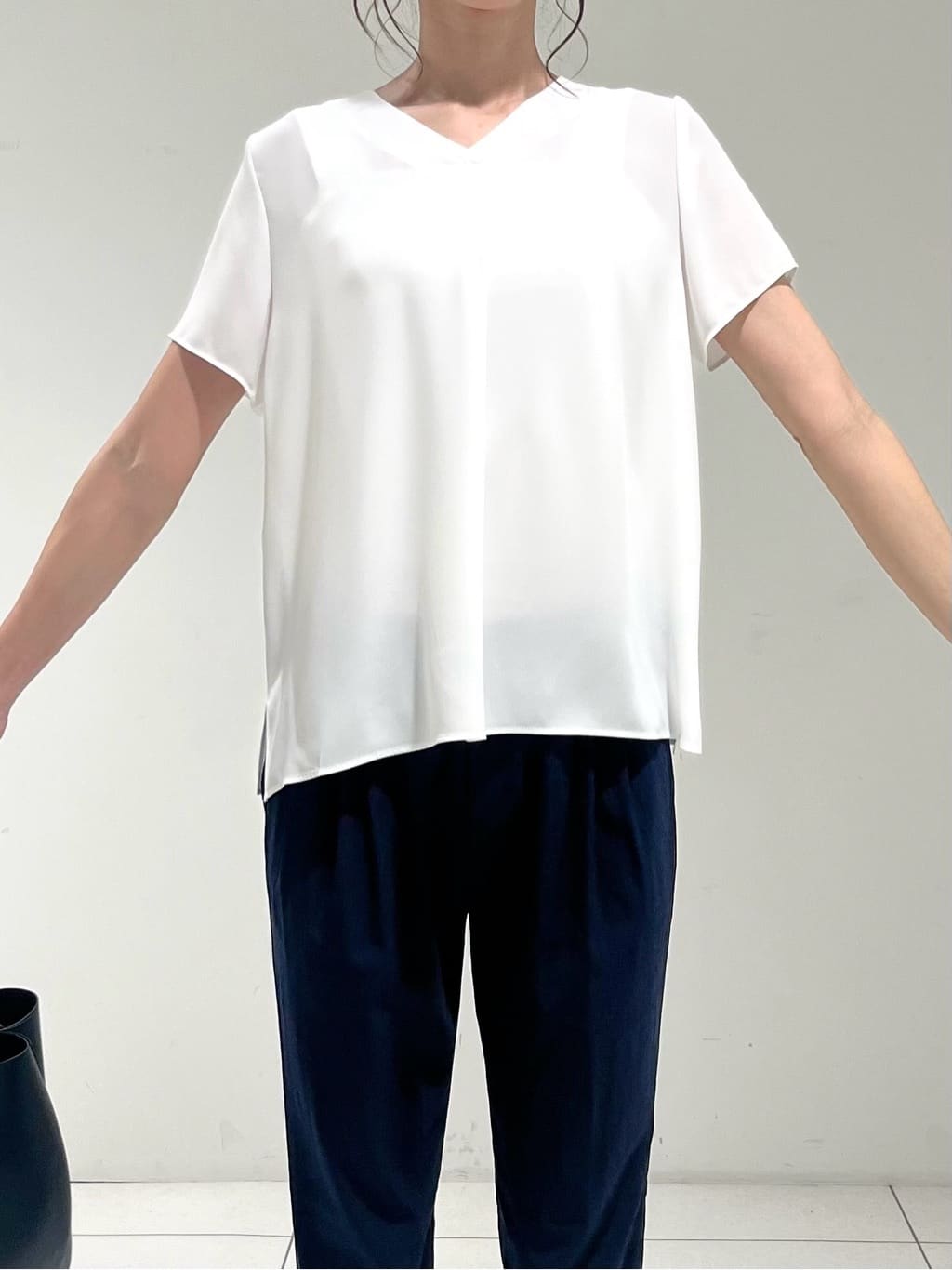 shioriさんの「INDIVI｜【パンツ人気1位／褒められパンツ／洗える】ウエストゴムタックテーパードパンツ」を使ったコーディネート