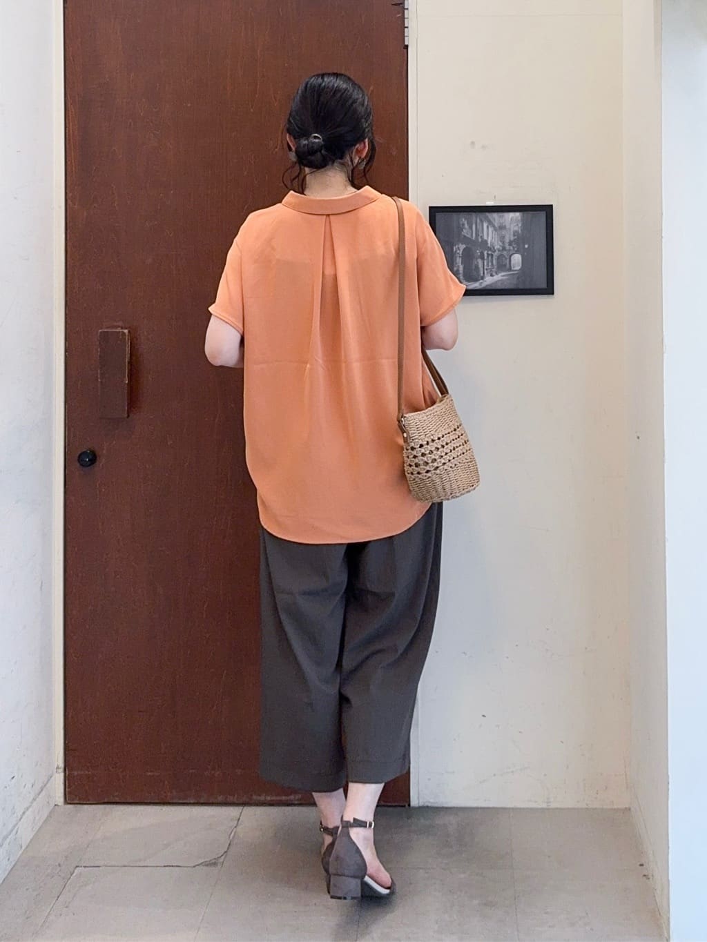 𝐇𝐢𝐫𝐨𝐦𝐢さんの「SHOO･LA･RUE｜【S-LL/ひんやり/UV】手の甲まで隠れる トッパーカーディガン」を使ったコーディネート