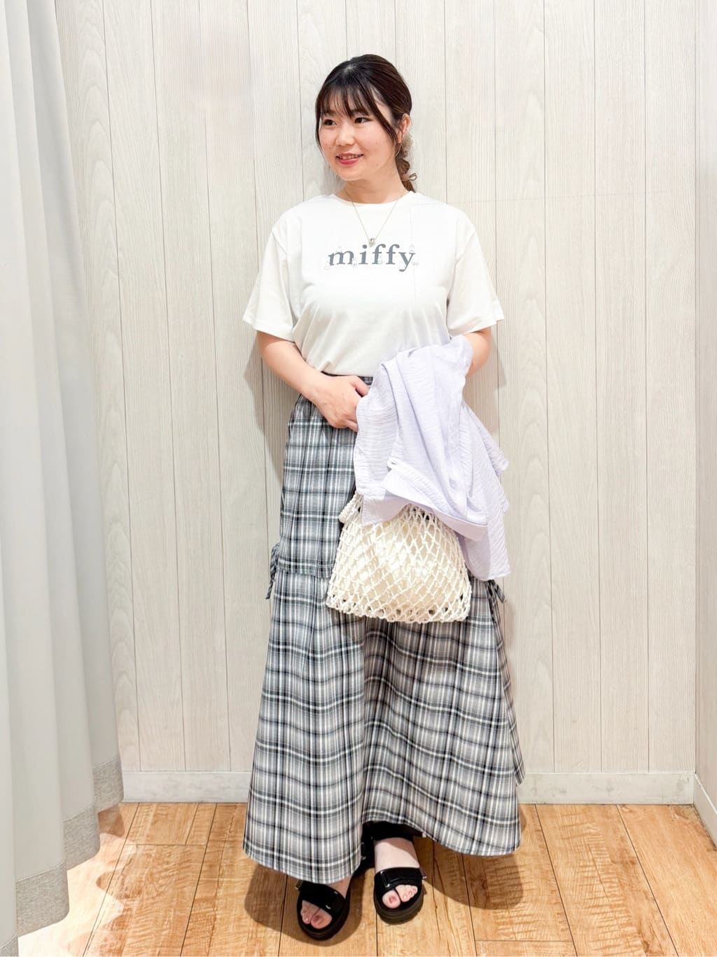 愛さんの「SHOO･LA･RUE｜ゆるっと感がこなれ見え ワッシャーシアー半袖シャツ」を使ったコーディネート