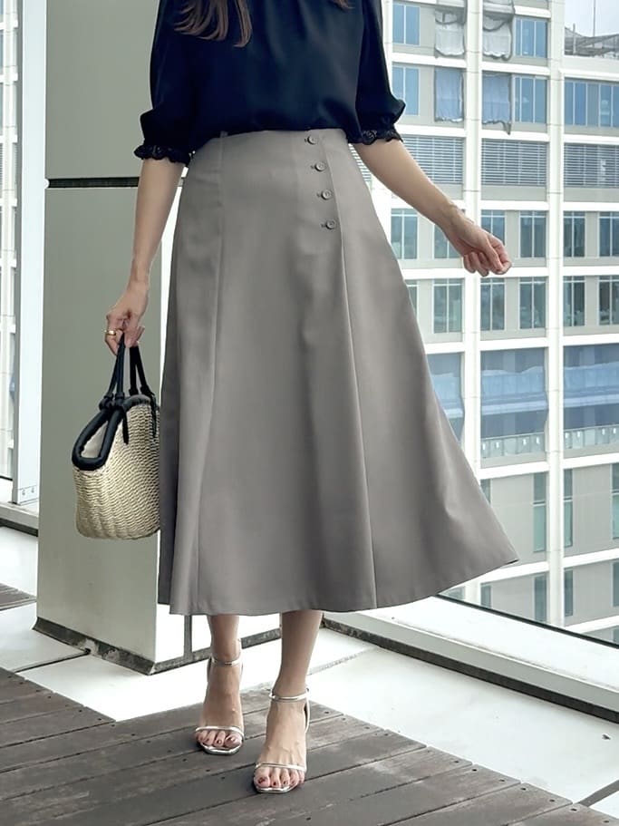 teiさんの「Couture brooch｜【華やか・大人可愛い・5分袖】エンブロレース前後2WAYブラウス」を使ったコーディネート