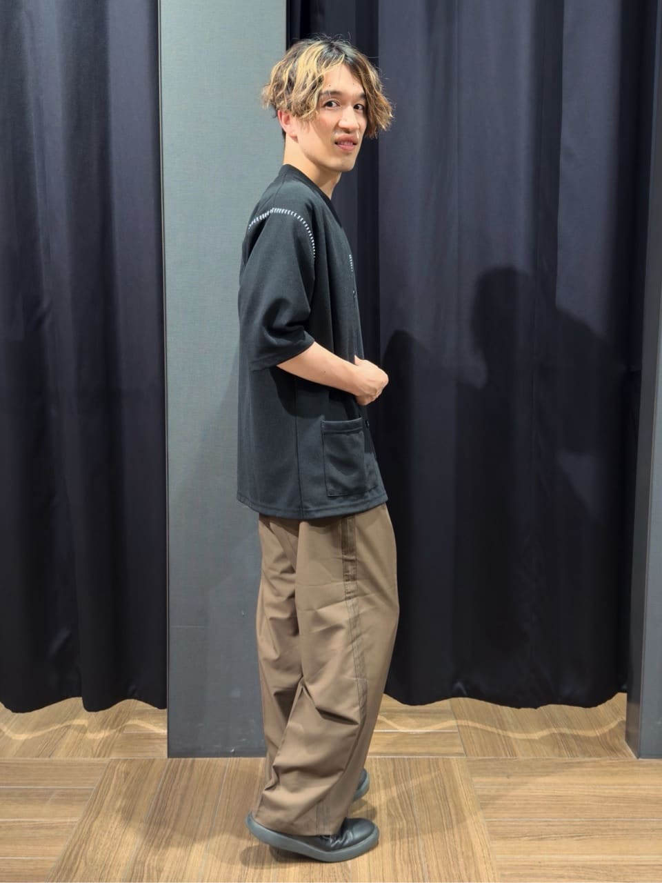 tomoyaさんの「THE SHOP TK｜ツイルステッチ半袖カーディガン【洗濯機OK/接触冷感】」を使ったコーディネート