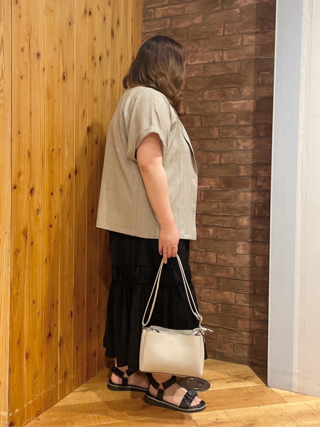 Risaさんの「SHOO･LA･RUE｜【ひんやり】シャーリングがアクセントに 大人のデザインキャミワンピース」を使ったコーディネート