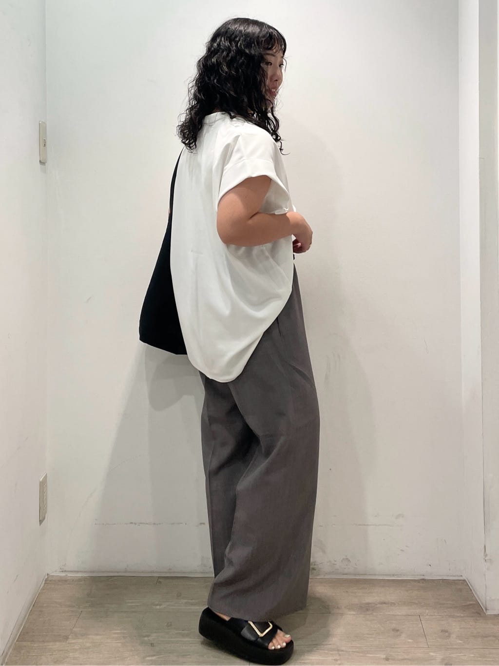 sumicaさんの「OPAQUE.CLIP｜ウエストサテン使いイージーワイドパンツ【洗濯機洗い可】」を使ったコーディネート