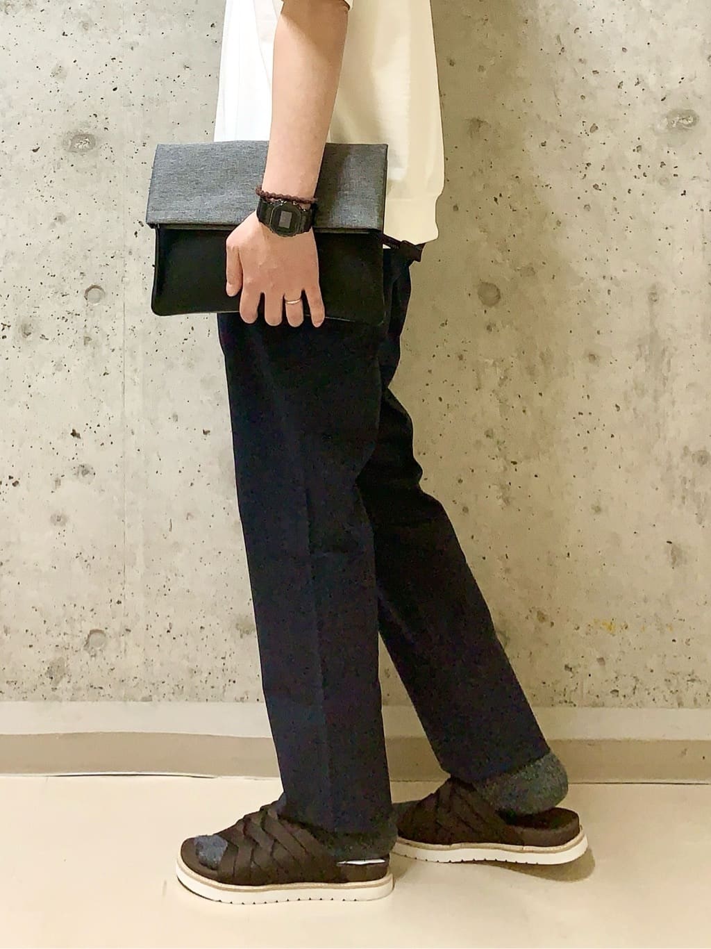 木村剛さんの「TAKEO KIKUCHI｜【全7サイズ&times;8色展開！】トップマルチヘリンボン パンツ」を使ったコーディネート