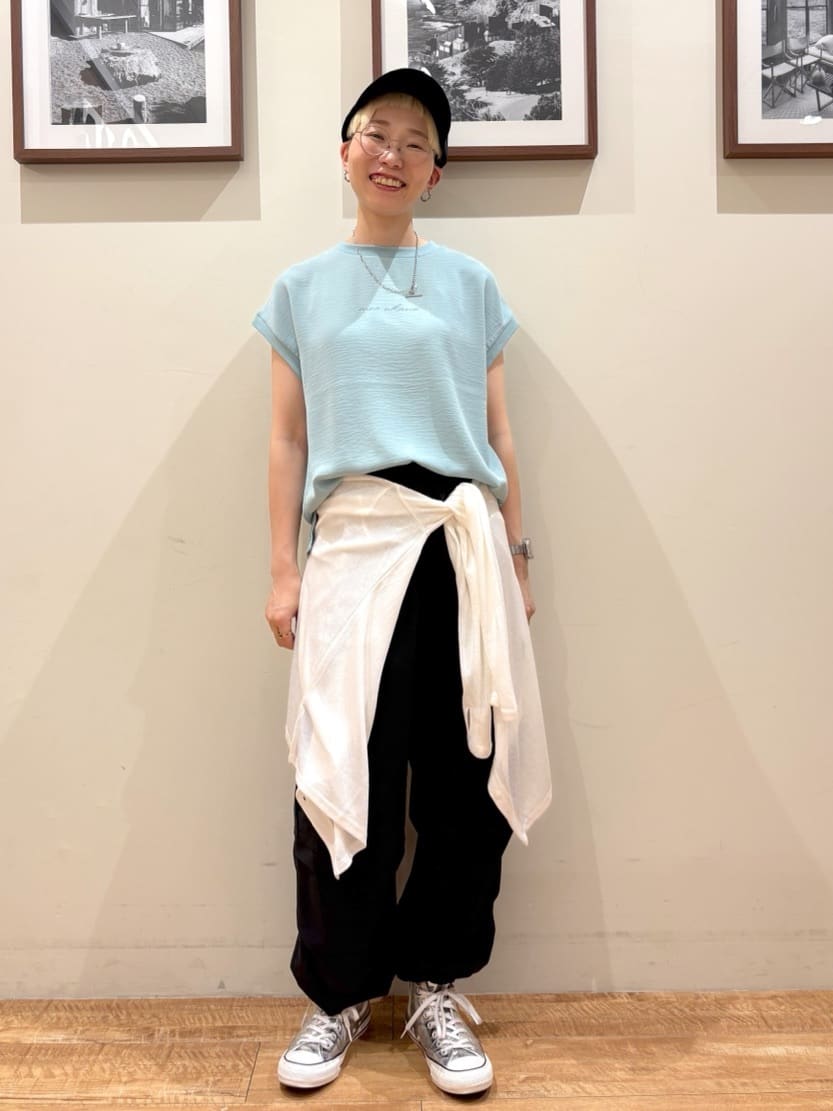 Ayumiさんの「SHOO･LA･RUE｜◆【S-LL/ひんやり/洗濯後しわになりにくい】程よいシアー感 ロゴTシャツブラウス」を使ったコーディネート