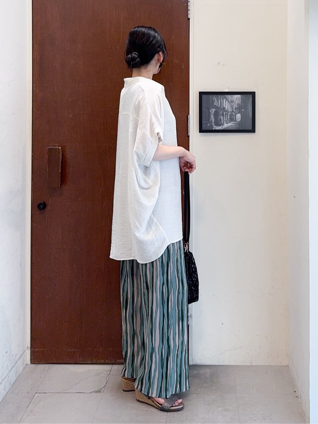 𝐇𝐢𝐫𝐨𝐦𝐢さんの「SHOO･LA･RUE｜【洗濯機可/柄が選べる】さらさら楽ちん プリーツ ワイドパンツ」を使ったコーディネート