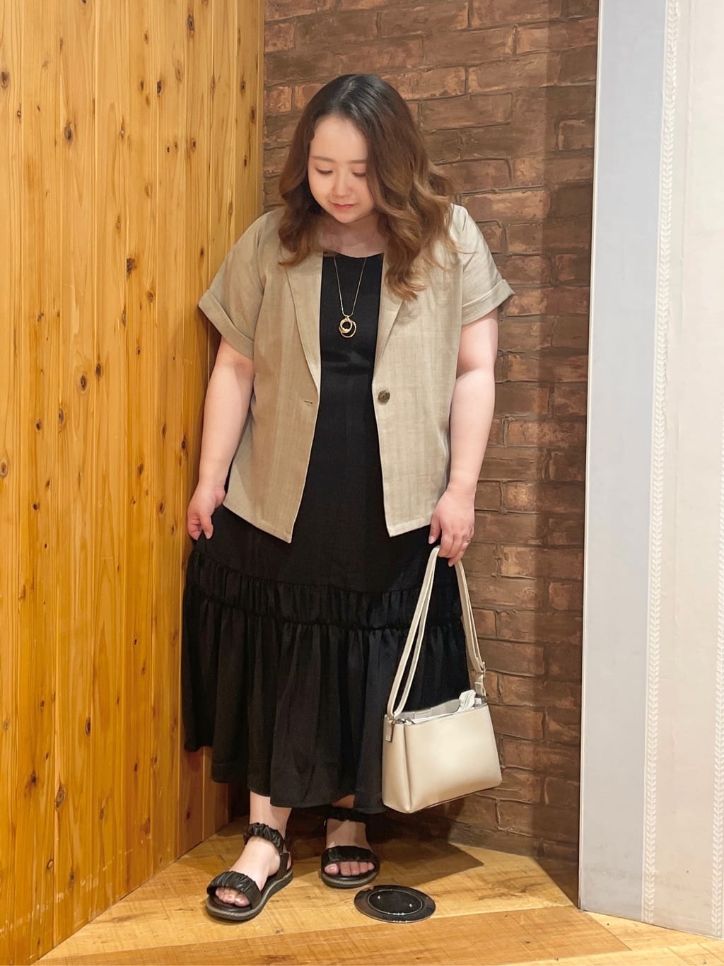 Risaさんの「SHOO･LA･RUE｜【ひんやり】シャーリングがアクセントに 大人のデザインキャミワンピース」を使ったコーディネート