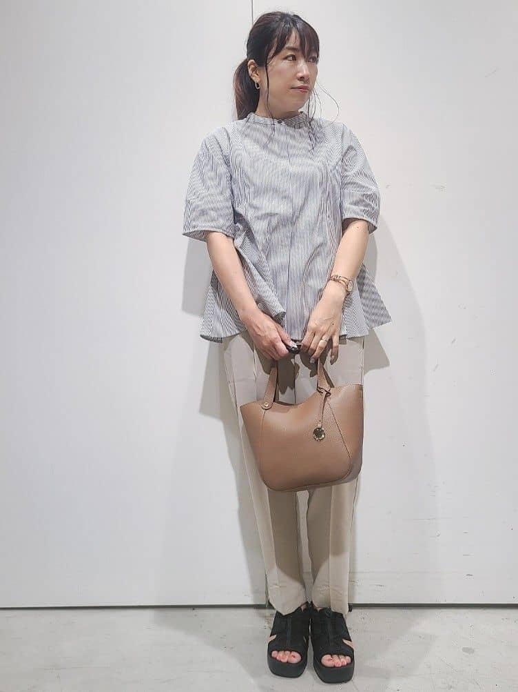 hmさんの「OPAQUE.CLIP｜【軽量／2WAY】コインカシメシュリンクミドルトートバッグ」を使ったコーディネート